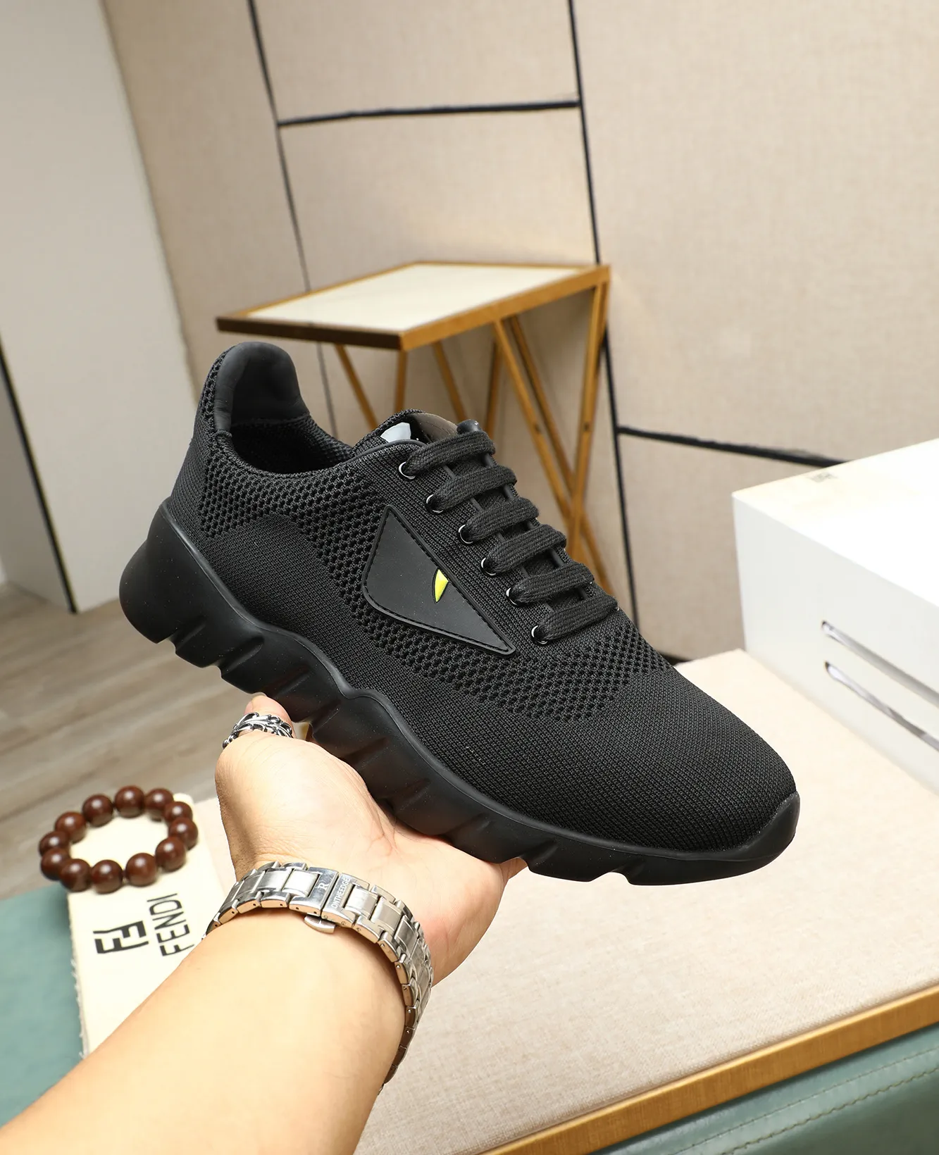 Men's Men's Shoes 💰680 Fendi Fendi's latest Tag series of men's casual mesh sports running shoes, originally purchased and developed, this Tag sports shoe is a one-leg sneaker, made of black high-tech mesh material with gray neoprene details. Oversized FENDI lettering on the side and translucent rubber details. Light and flexible rubber running shoe soles, beautifully packaged at the delivery counter, customized breathable lining, original molded foam rubber outsole, sole thickness: 3.5CM! Size: 39-44 (customized at 38.45.46)